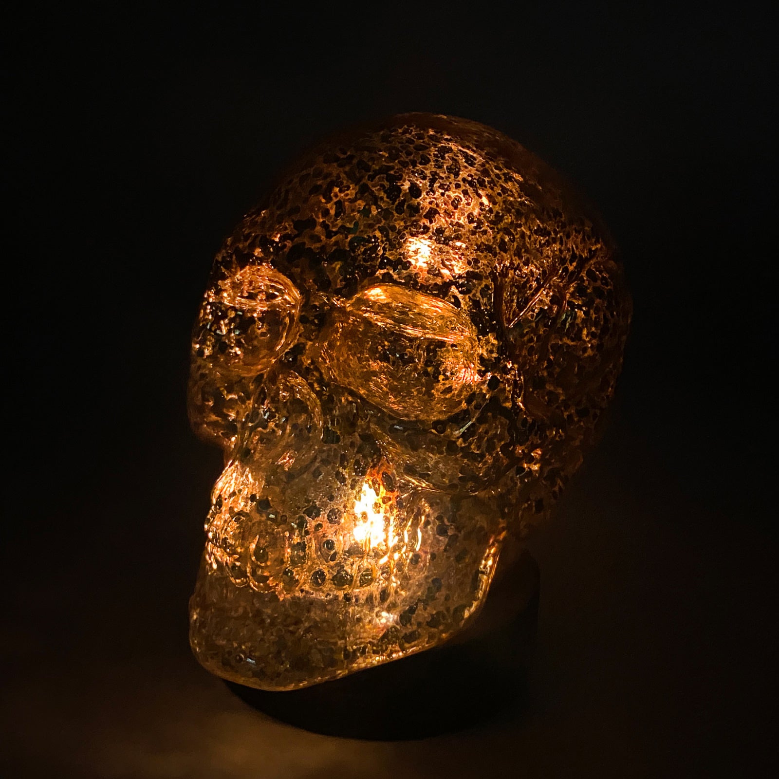 Set of 2 Flame Skull LED Lamps – Gold Skull Table Lights with Warm Glow – USB & Battery Powered Home Décor