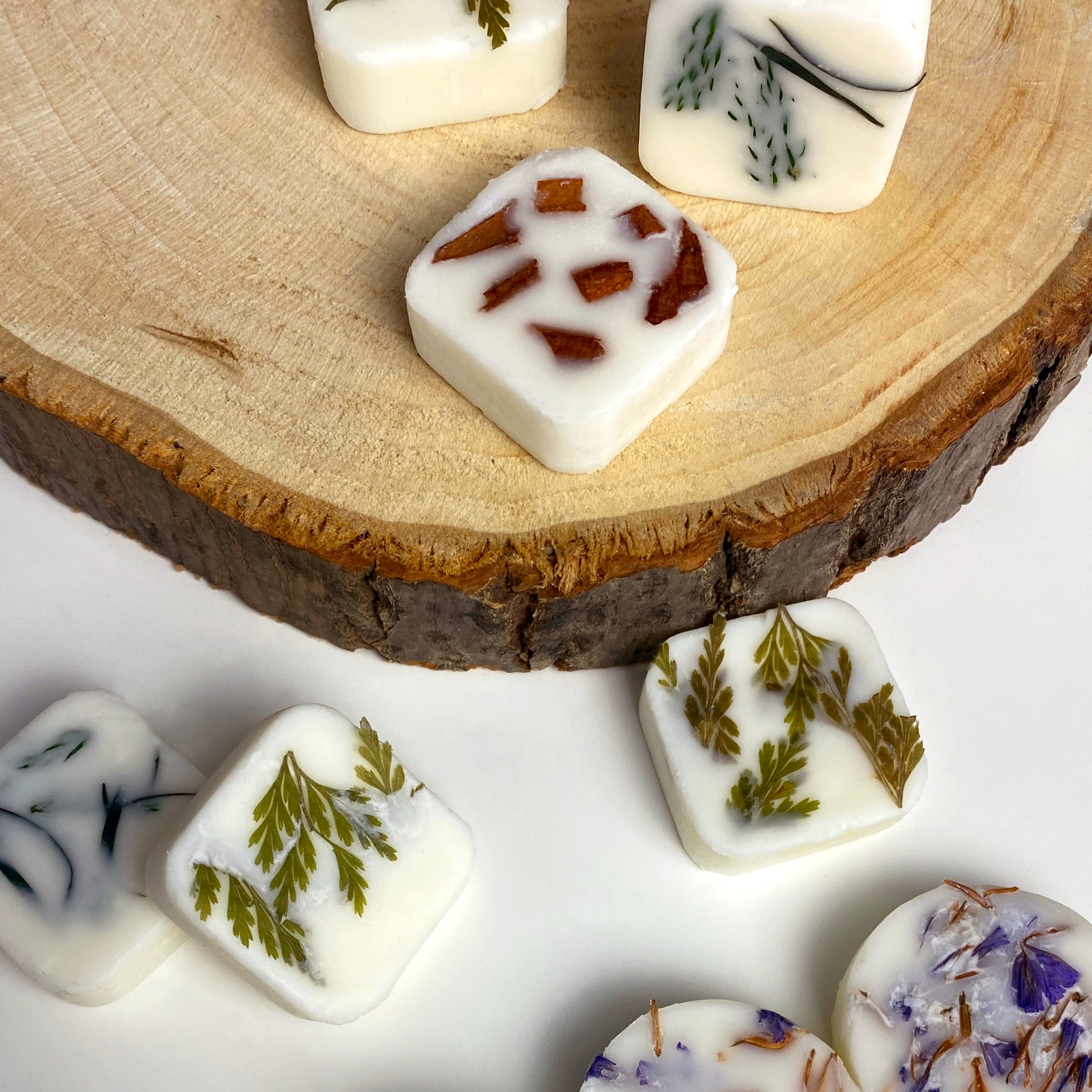 Cello Porcelain Electric Melt Burner – Polar Bear Design with with 12 Naked Cello Melts